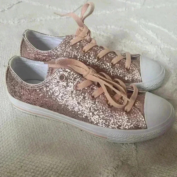 Girl's Converse Chuck Taylor Size 4 like new - Picture 2 of 9